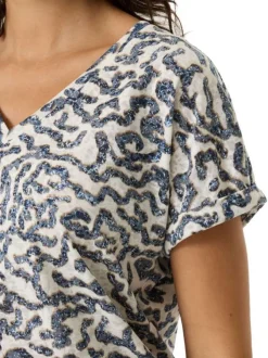 T-shirt bleu et écru à motifs abstraits imprimés avec une coupe droite