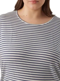 T-shirt bleu rayé avec une coupe droite, un col rond et à manches courtes