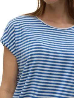 T-shirt bleu à rayures horizontales avec une coupe droite et un col rond