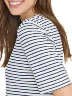 T-shirt bleu à rayures pourvu de manches courtes et d'une coupe droite
