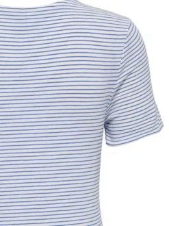 T-shirt bleu à rayures pourvu d'un col rond et de manches courtes