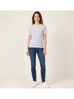 T-shirt bleu à rayures pourvu d'un col rond et de manches courtes