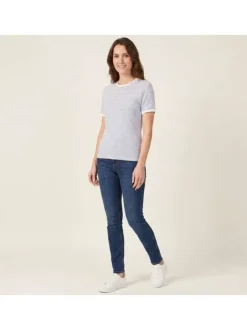 T-shirt bleu à rayures pourvu d'un col rond et de manches courtes