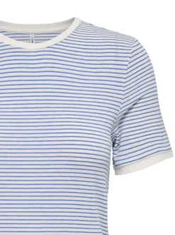 T-shirt bleu à rayures pourvu d'un col rond et de manches courtes