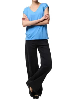 T-shirt bleu uni avec un col v une coupe droite et des manches très courtes