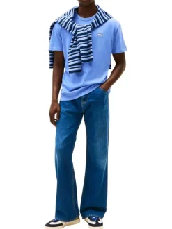 T-shirt bleu uni avec une coupe droite et des manches courtes