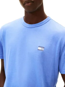 T-shirt bleu uni avec une coupe droite et des manches courtes
