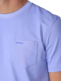 T-shirt bleu uni avec une coupe droite et des manches courtes