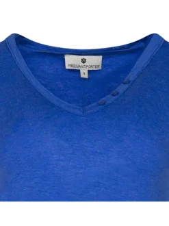 T-shirt bleu uni avec une coupe fluide et un col v à manches courtes