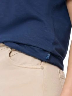 T-shirt bleu uni pourvu de manches courtes et d'une coupe droite