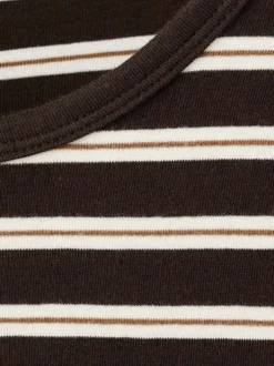 T-shirt chocolat à rayures blanches avec une coupe ajustée et un col rond