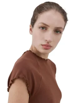 T-shirt chocolat uni avec une coupe ajustée et des manches courtes