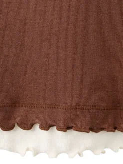 T-shirt chocolat uni avec une coupe ajustée et des manches courtes