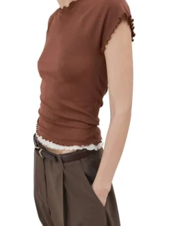 T-shirt chocolat uni avec une coupe ajustée et des manches courtes