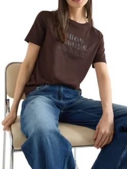 T-shirt chocolat uni pourvu de manches courtes et d'un col rond