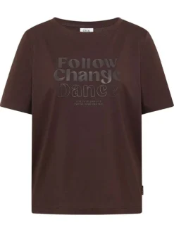 T-shirt chocolat uni pourvu de manches courtes et d'un col rond