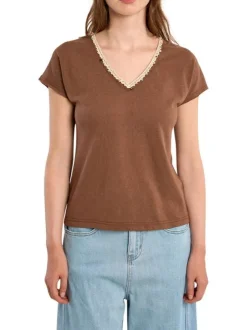 T-shirt chocolat uni pourvu d'une coupe droite et de manches courtes