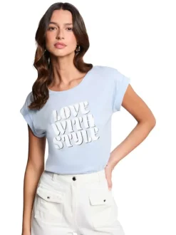 T-shirt ciel imprimé avec une coupe droite à col rond et des manches courtes