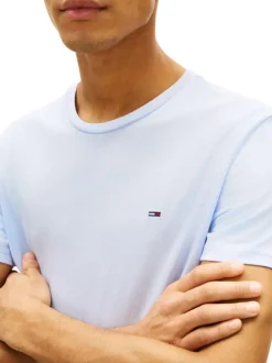 T-shirt ciel uni avec une coupe droite et des manches courtes