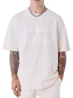 T-shirt écru avec un imprimé sur le torse un col rond et des manches courtes