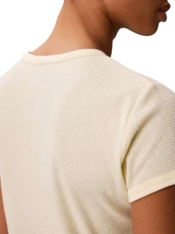 T-shirt écru à coupe droite pourvu d'un col rond et de manches courtes