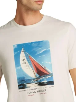 T-shirt écru en coton imprimé à l'avant avec une coupe droite et un col rond