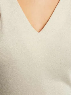 T-shirt écru en lurex avec une coupe droite col v et à manches courtes