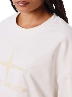 T-shirt écru pourvu d'un col rond finement côtelé et de manches courtes