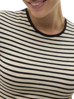 T-shirt écru à rayures avec une coupe près du corps et un col rond