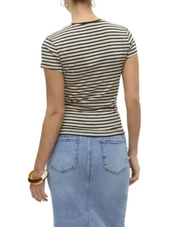 T-shirt écru à rayures avec une coupe près du corps et un col rond