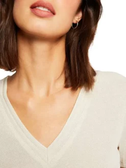T-shirt écru uni avec une coupe droite à col v et des manches courtes