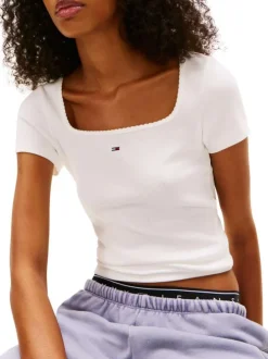 T-shirt écru uni avec une coupe moulante et des manches courtes