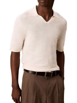 T-shirt écru uni en maille ajourée avec un col v à revers et une coupe droite