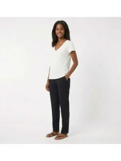 T-shirt Elvie blanc uni pourvu de manches courtes et d'un col v