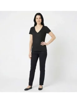 T-shirt Elvie noir uni pourvu de manches courtes et d'un col v