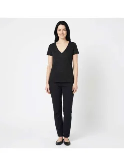 T-shirt Elvie noir uni pourvu de manches courtes et d'un col v