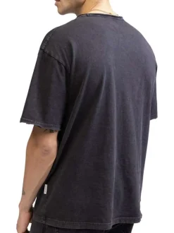 T-shirt en coton anthracite légèrement délavé avec un col rond