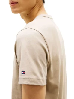 T-shirt en coton beige à coupe droite pourvu d'un col rond finement côtelé