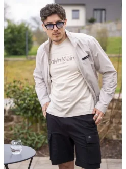 T-shirt en coton beige uni à coupe droite avec le nom de la marque imprimé
