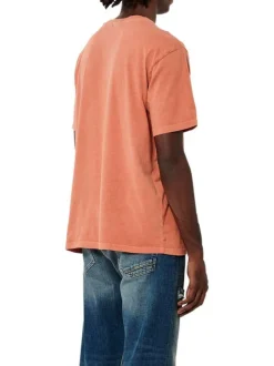 T-shirt en coton biologique corail avec un col rond et une coupe droite