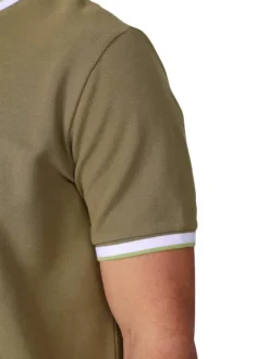 T-shirt en coton biologique kaki uni avec une coupe droite et un col rond