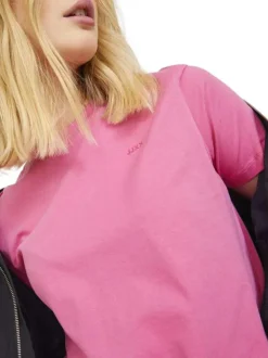 T-shirt en coton biologique rose uni avec un col rond et le nom de la marque