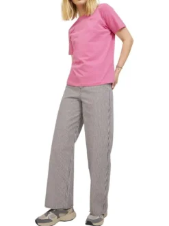 T-shirt en coton biologique rose uni avec un col rond et le nom de la marque