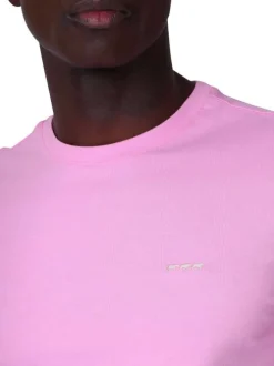 T-shirt en coton biologique rose uni avec une coupe droite et un col rond