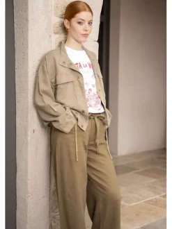 T-shirt en coton blanc imprimé à l'avant avec une coupe droite et un col rond