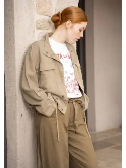 T-shirt en coton blanc imprimé à l'avant avec une coupe droite et un col rond