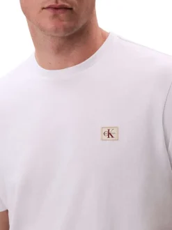 T-shirt en coton blanc uni avec un petit patch brodé et à col rond