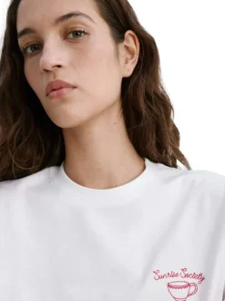 T-shirt en coton blanc uni pourvu d'une tasse à café brodée sur le coeur