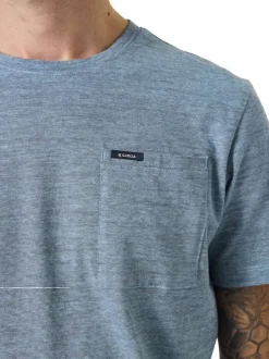 T-shirt en coton bleu chiné avec un col rond et une poche à la poitrine