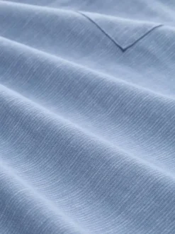 T-shirt en coton bleu ciel à fines rayures avec une poche et un col rond